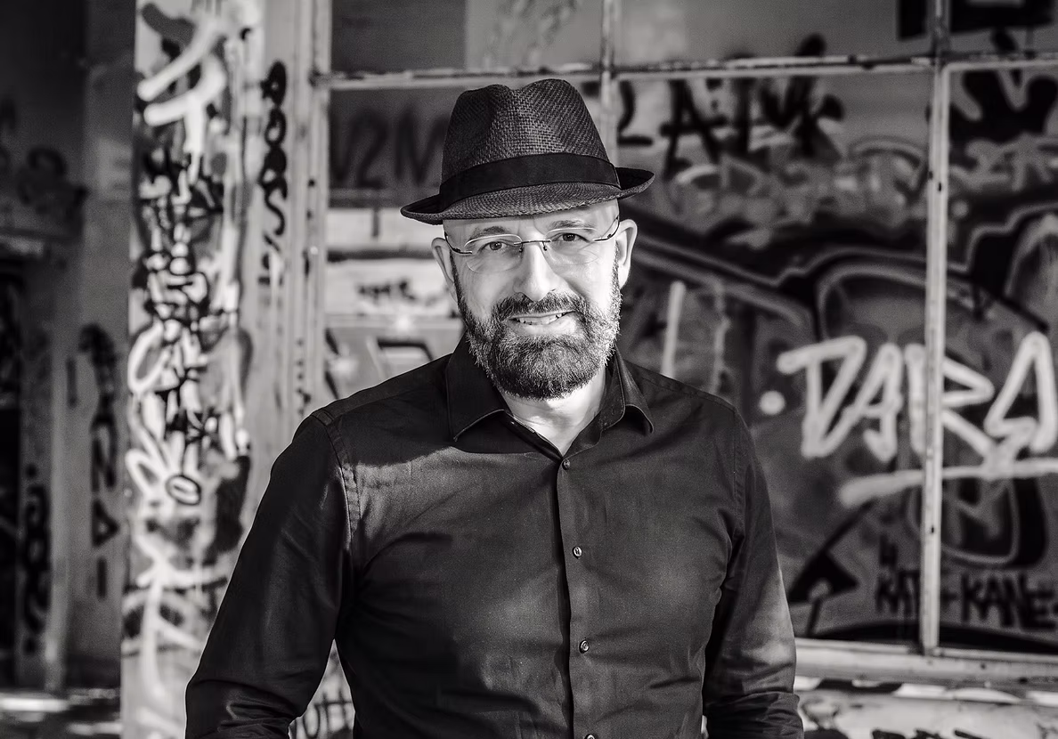 Achim Krey in einem verlassenen Gebäude